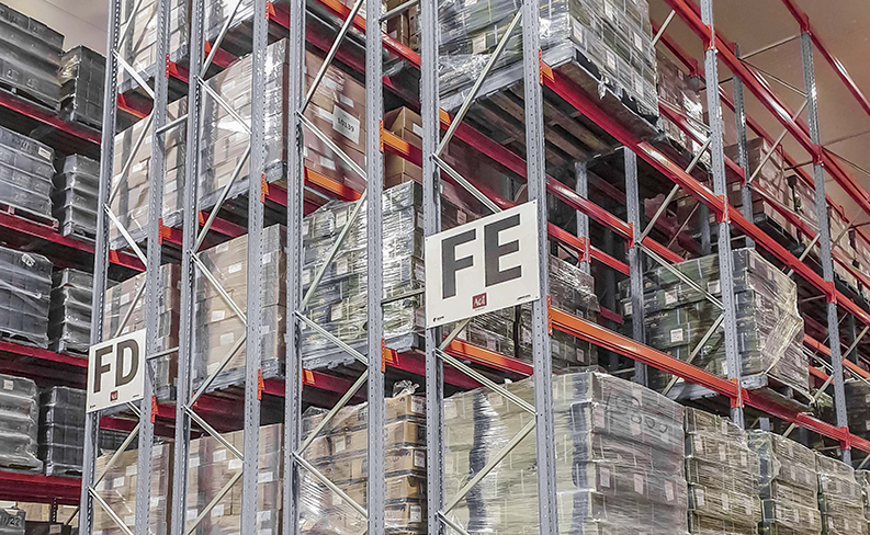 Grootschalig dubbeldiep magazijnopslagsysteem van metaalstaal met selectieve stellingen en dubbele palletstellingen.
