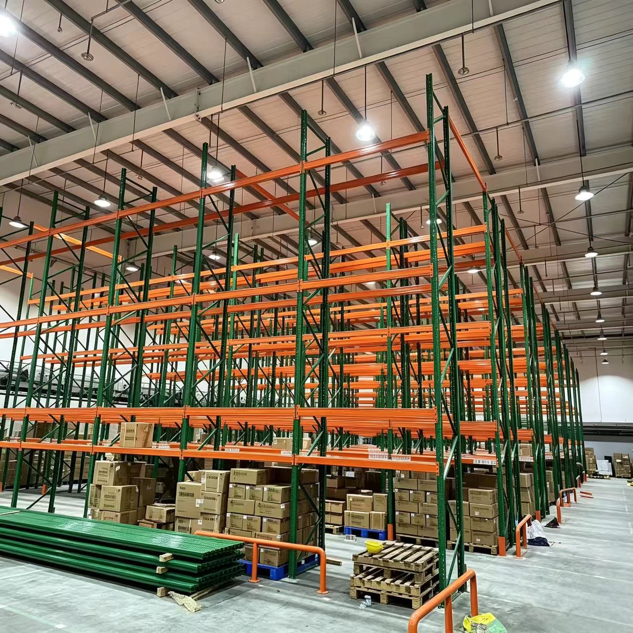Op maat gemaakte, zware stalen palletstellingen, industrieel opslagsysteem voor magazijnen.
