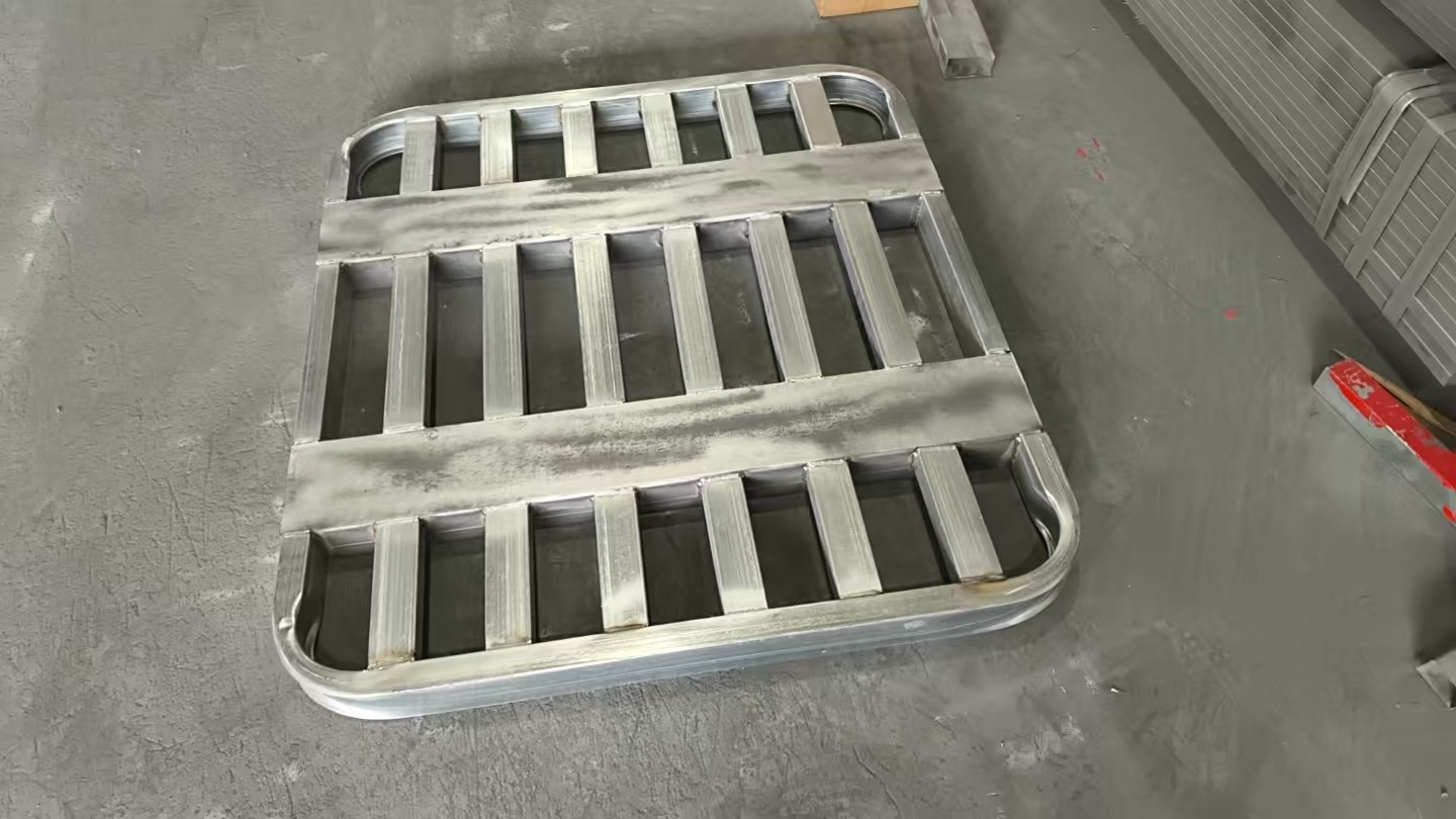 Zware stalen pallet met een statische belasting van 6 ton, tweezijdige toegang, stapelbare metalen pallet voor magazijnopslag met heftruck.