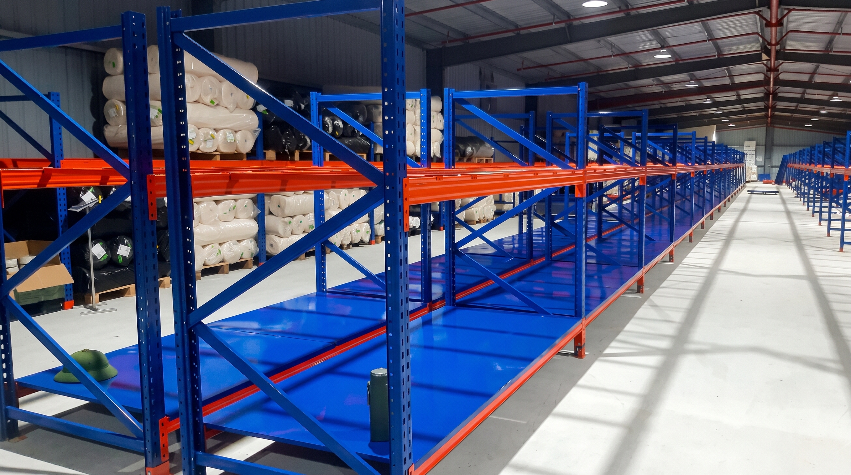 One Tech Factory-direct 4-laags duurzaam, boutloos, middelzwaar magazijnrek, gepoedercoat, roestwerend, stabiel.