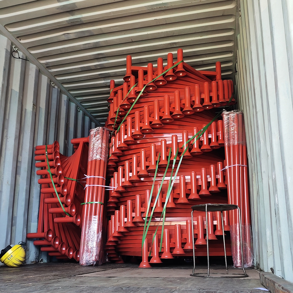 Robuust, verplaatsbaar en stapelbaar stalen stellingframe voor het stapelen van pallets in een magazijn.