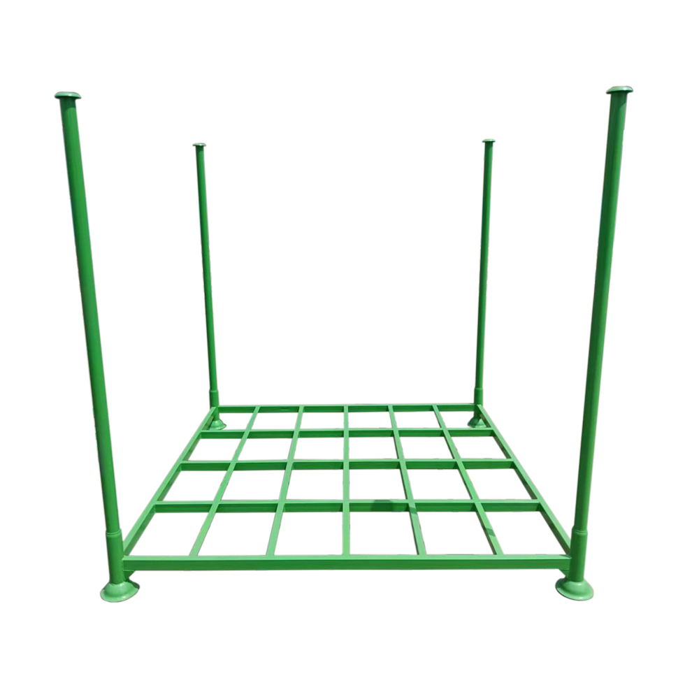 Robuust, verplaatsbaar en stapelbaar stalen stellingframe voor het stapelen van pallets in een magazijn.