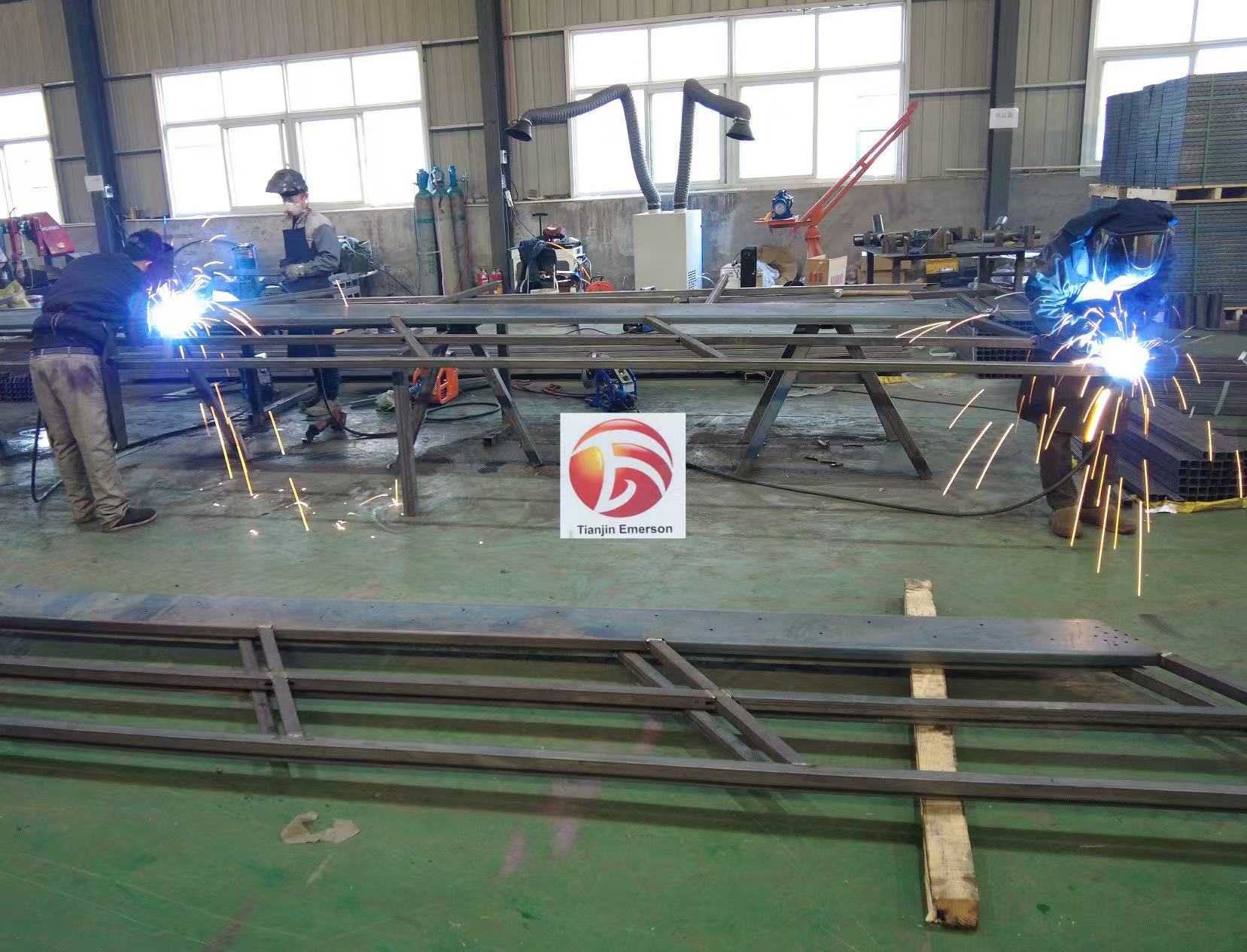Lassen van stalen frames in de fabriek