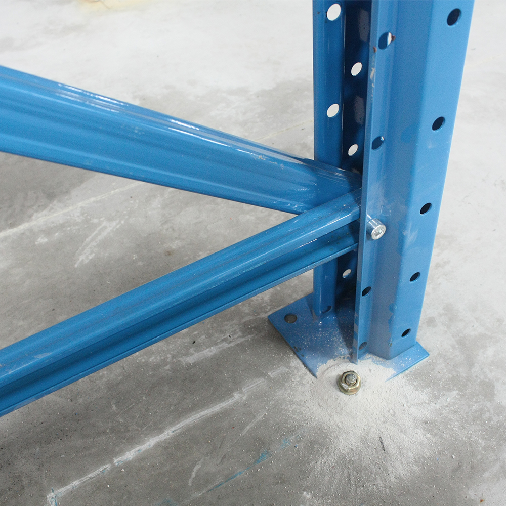 Industriële stellingen van LIJIN Manufacture: robuuste, verstelbare stalen stellingen voor garages en magazijnen.