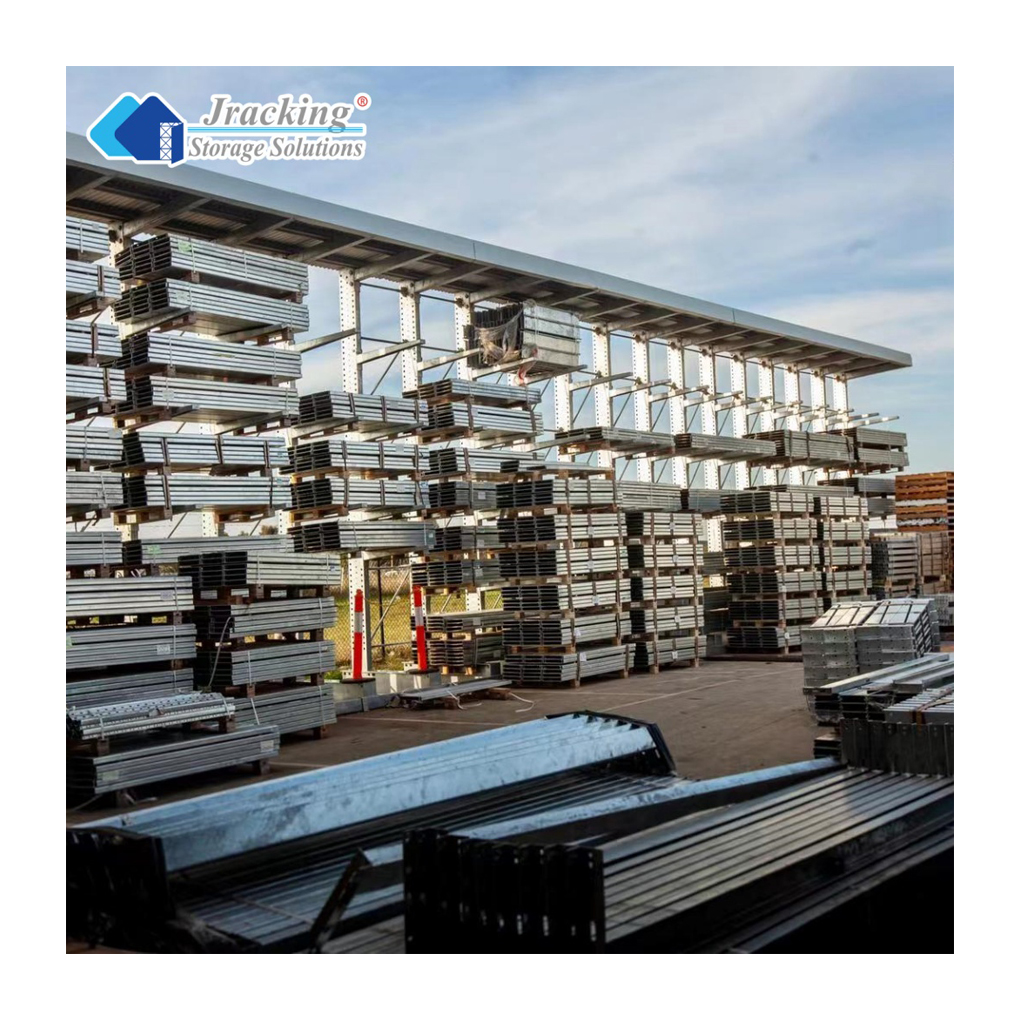 Industriële magazijnstellingen, zwaar uitgevoerd, cantilever stellingsysteem voor magazijnen, hout, stalen balken en buizen.