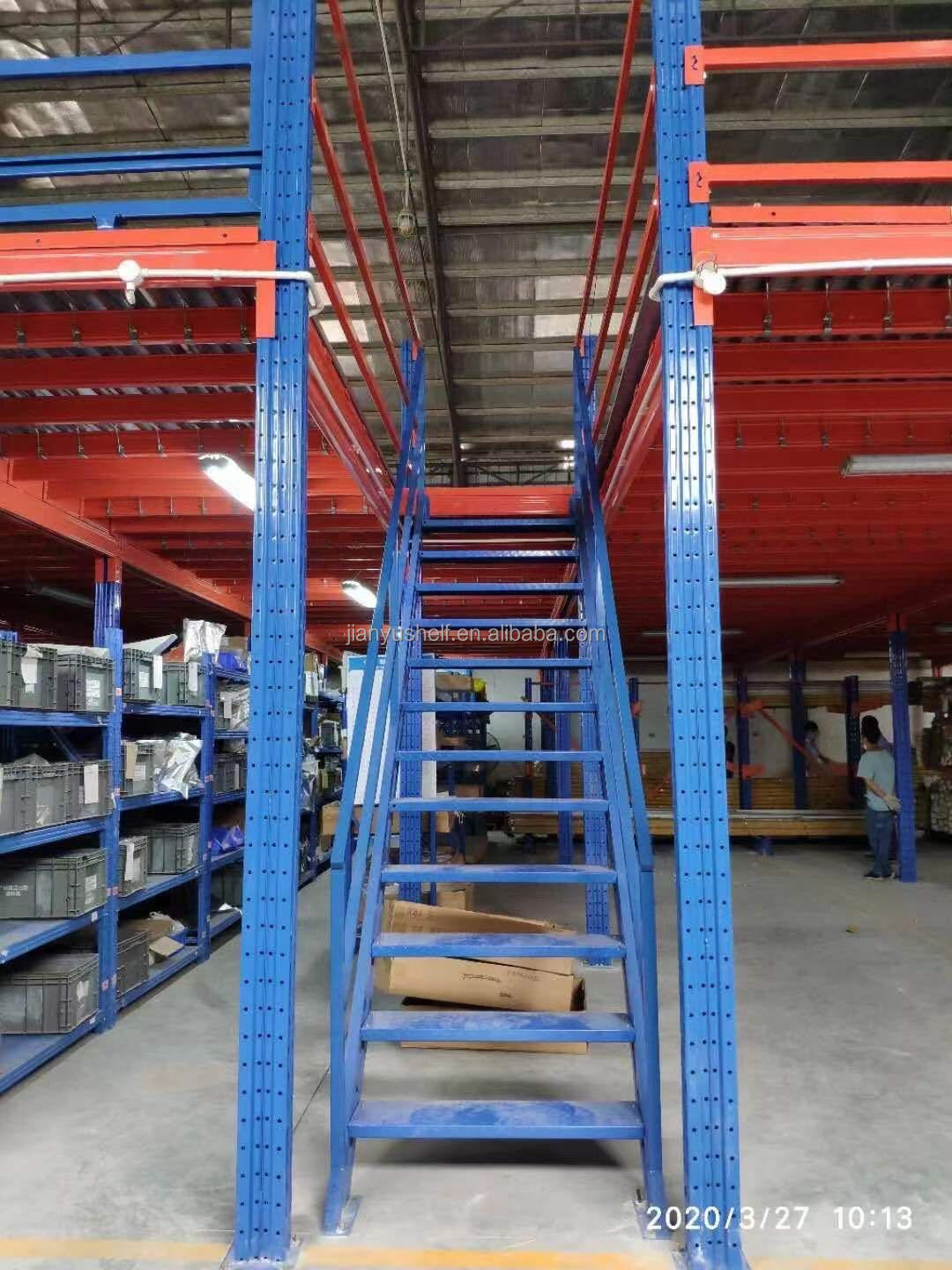 Magazijnplatform met trap
