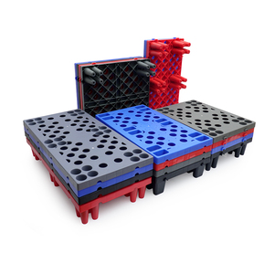 Milieuvriendelijke, enkelzijdige, gladde kunststof pallet, standaardmaten, stapelbaar, lichtgewicht, voor magazijnvloeren en industrieel gebruik.