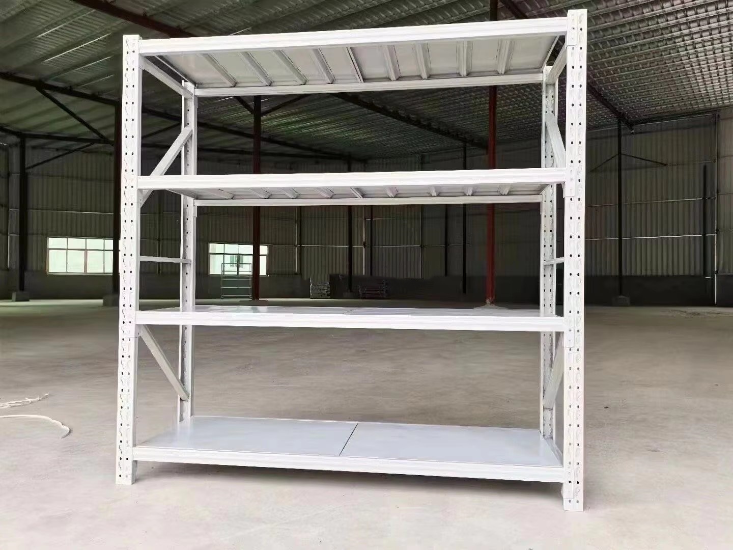 Metalen rekken opslagruimte