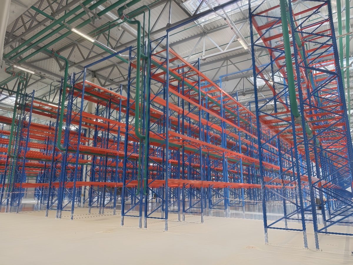 Kaku zwaar uitgevoerd stalen selectief palletstellingsysteem met verstelbare schappen en elektrostatische poedercoating voor koelopslag in magazijnen.
