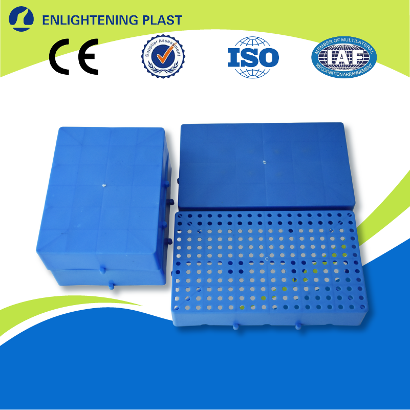 Robuust HDPE-palletsysteem met in elkaar grijpende modules, volledig wasbaar, geschikt voor de grafische industrie, magazijnen en papierindustrie.
