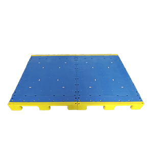 Hoogwaardige, duurzame industriële PP-pallet met 3 geleiders, 1400 mm x 2000 mm, gesloten dek, kunststof met 4-weg toegang, statische belasting van 8 ton voor lading.