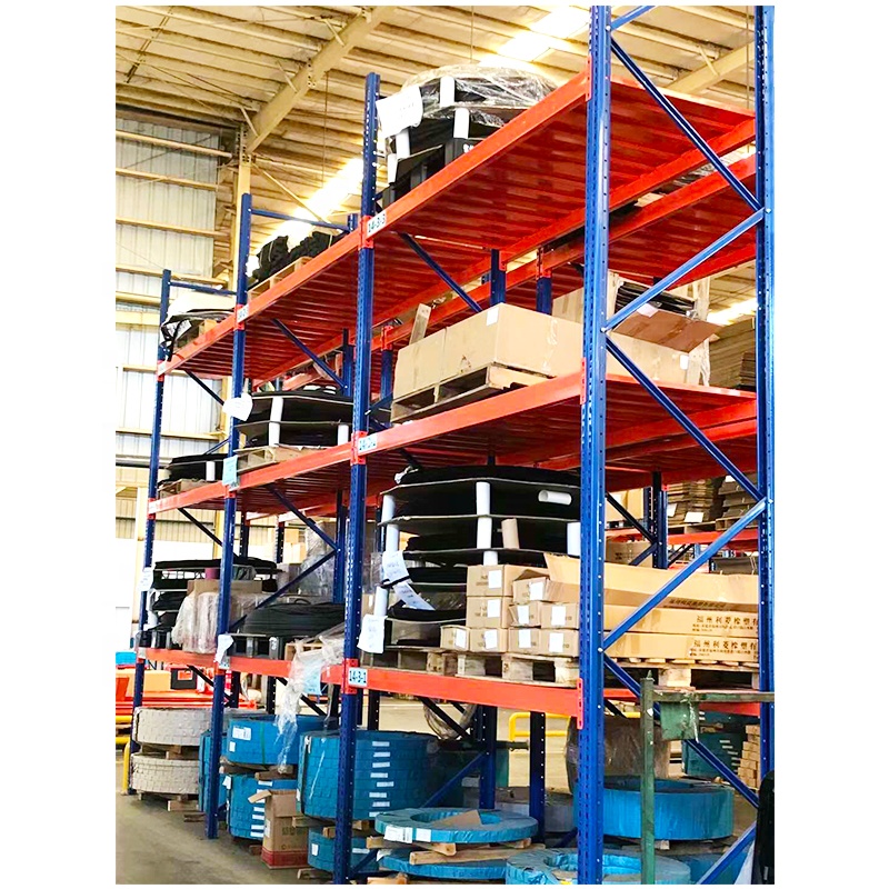 Robuuste, gekoelde opslagruimte met enkele diepe, brede gangpaden, industriële vorkheftruck, draadgaasvloer, palletiseringssysteem