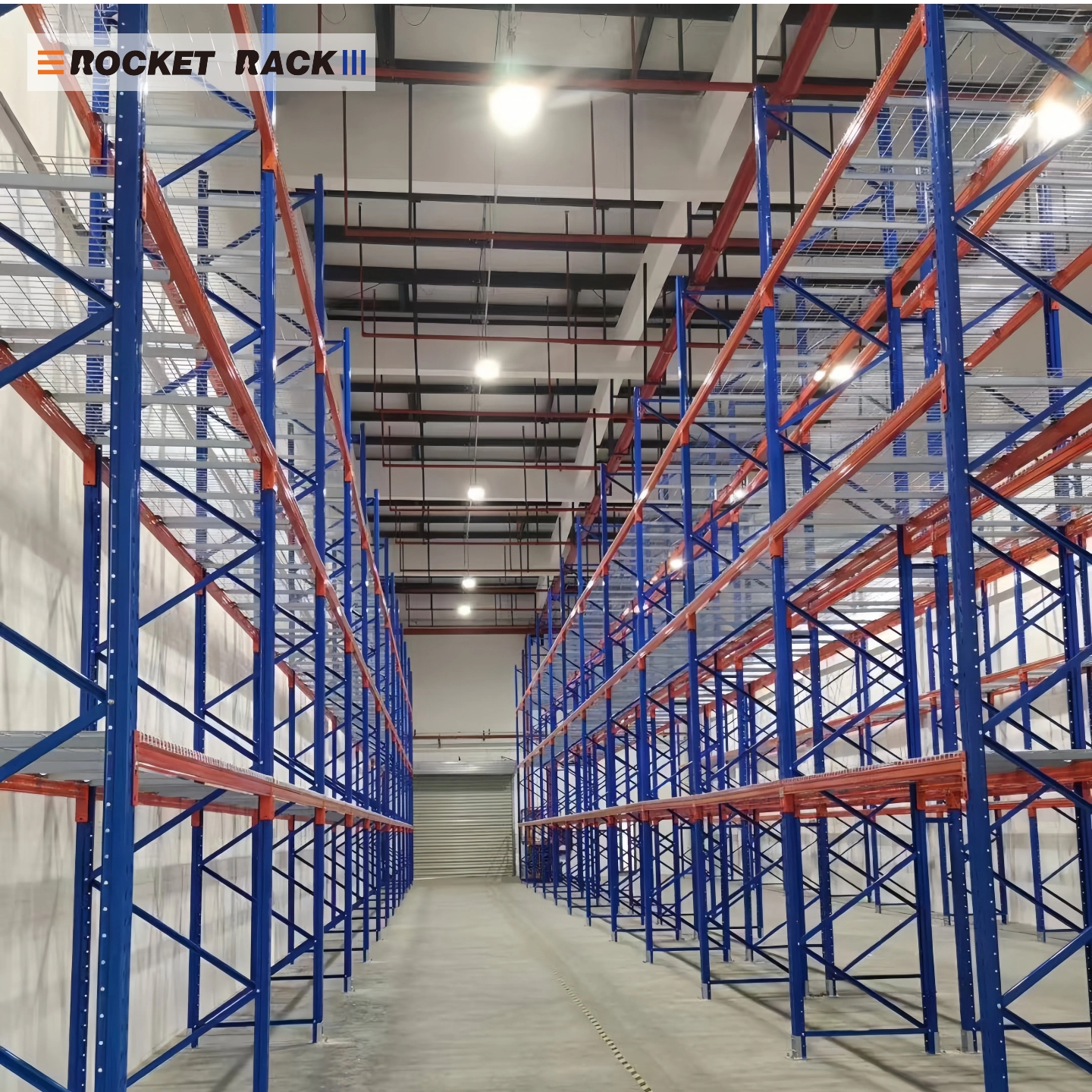 Druppelvormige palletstellingen, een magazijnsysteem met hoge opslagdichtheid en een verstelbare stalen balkconstructie.
