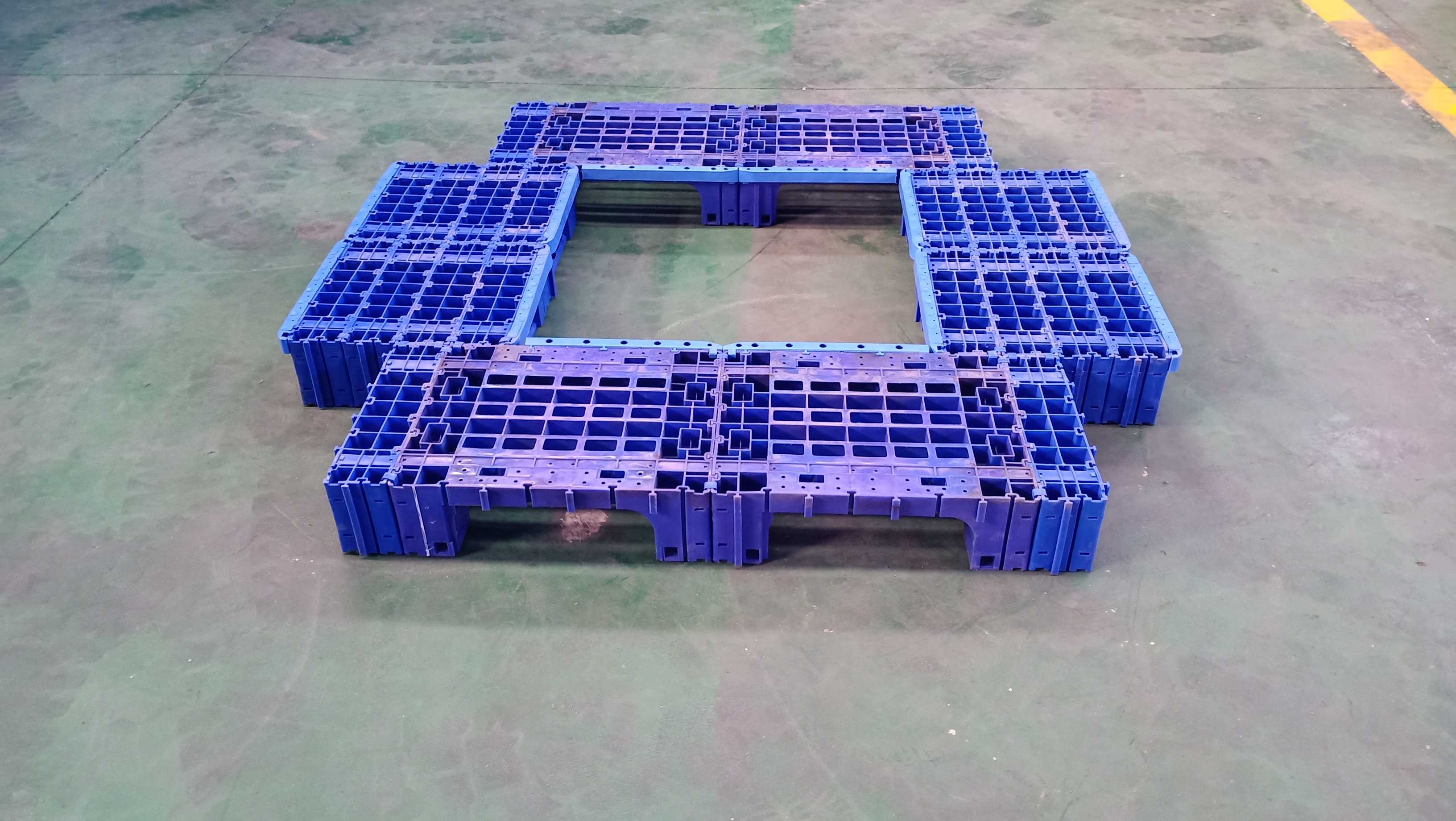 Grote kunststof pallet op maat gemonteerd