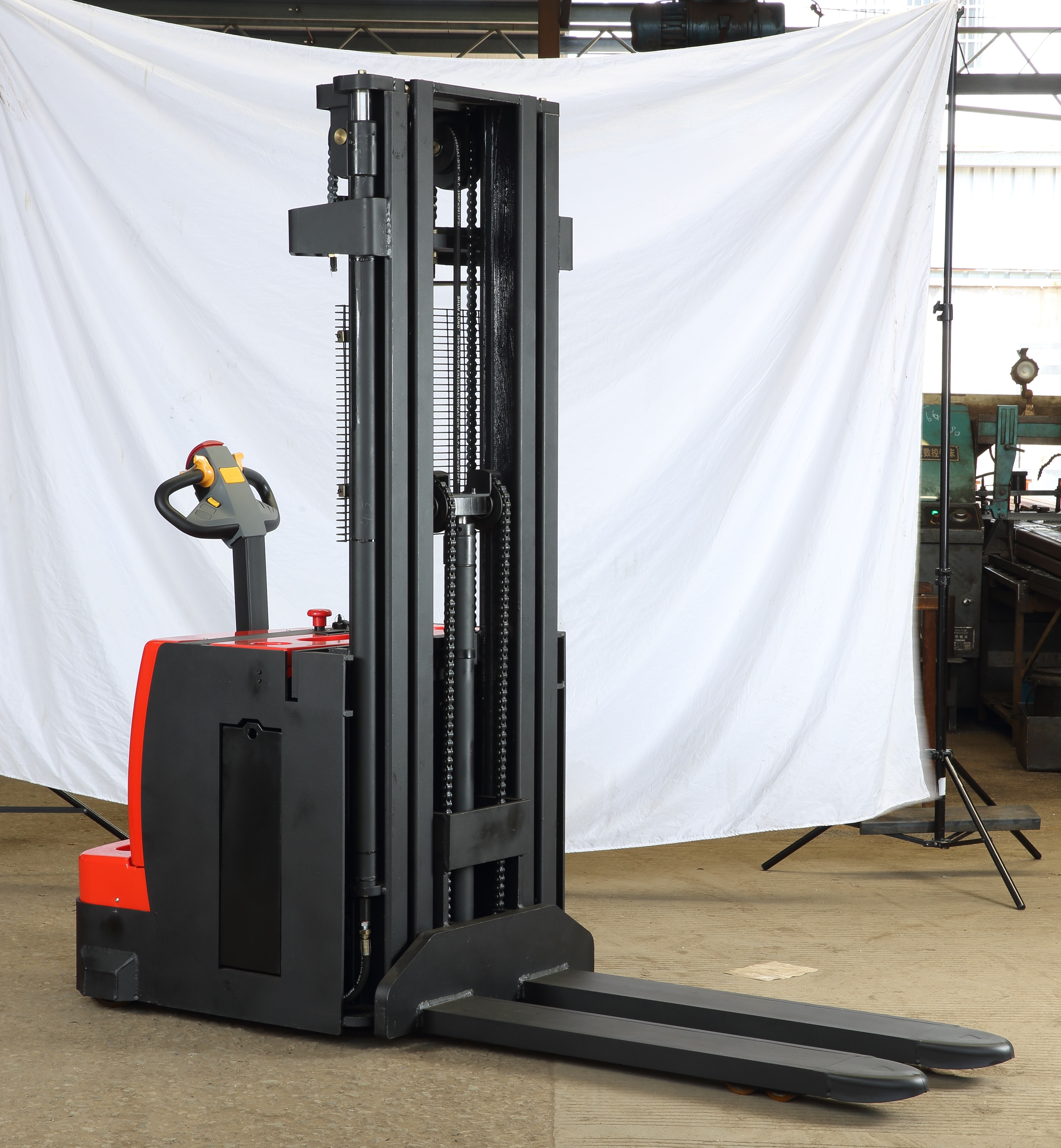 Draagbare elektrische stapelaar met vorken van 3,5/4/4,5/5 m, hefvermogen 1,5 ton, elektrische en mechanisch gestuurde pallet-reachtruck.