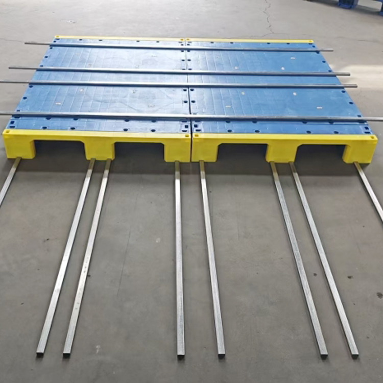Hoogwaardige, duurzame industriële PP-pallet met 3 geleiders, 1400 mm x 2000 mm, gesloten dek, kunststof met 4-weg toegang, statische belasting van 8 ton voor lading.