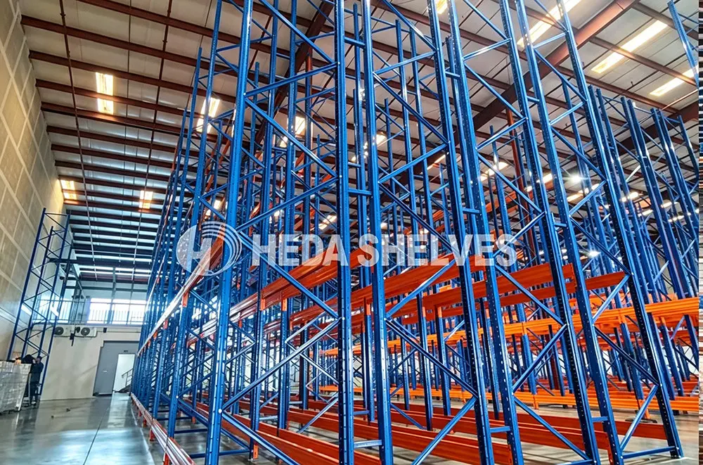 Constructie van entresolvloeren en stellingplatforms
