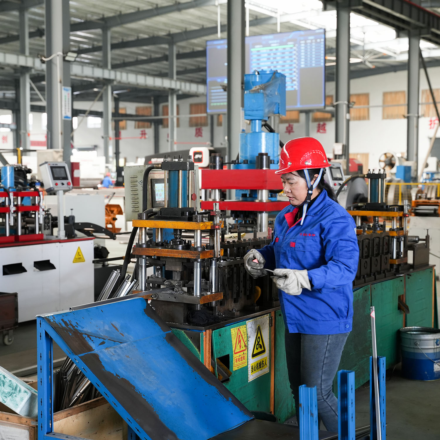 Lichte stalen magazijnstelling verstelbare metalen legbordstelling magazijnopslag corrosiebestendige industriële rekken