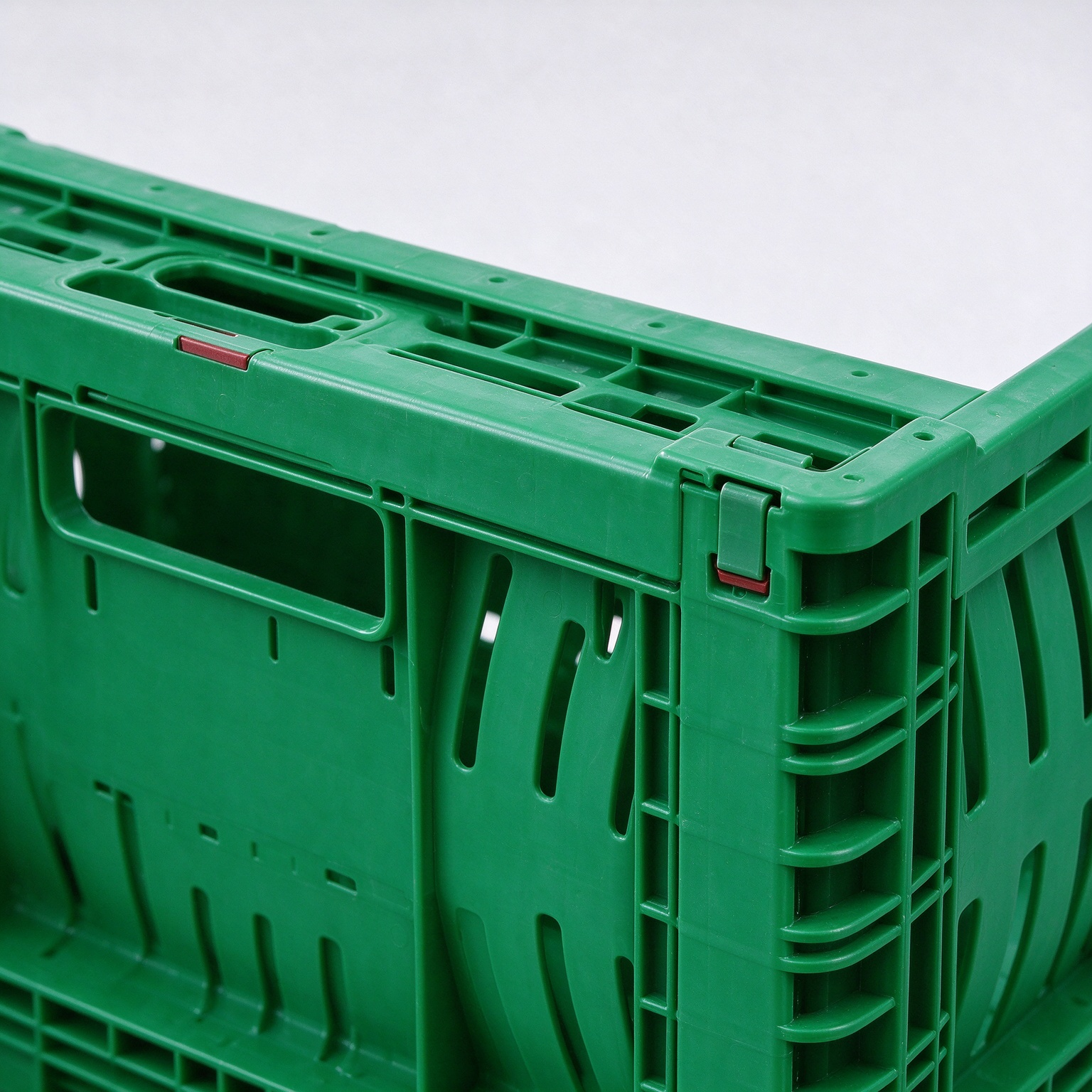 Geperforeerde, geventileerde, opvouwbare plastic krat, stapelbare en vouwbare krat voor groenten en fruit, geschikt voor supermarkten en agrarische logistiek.