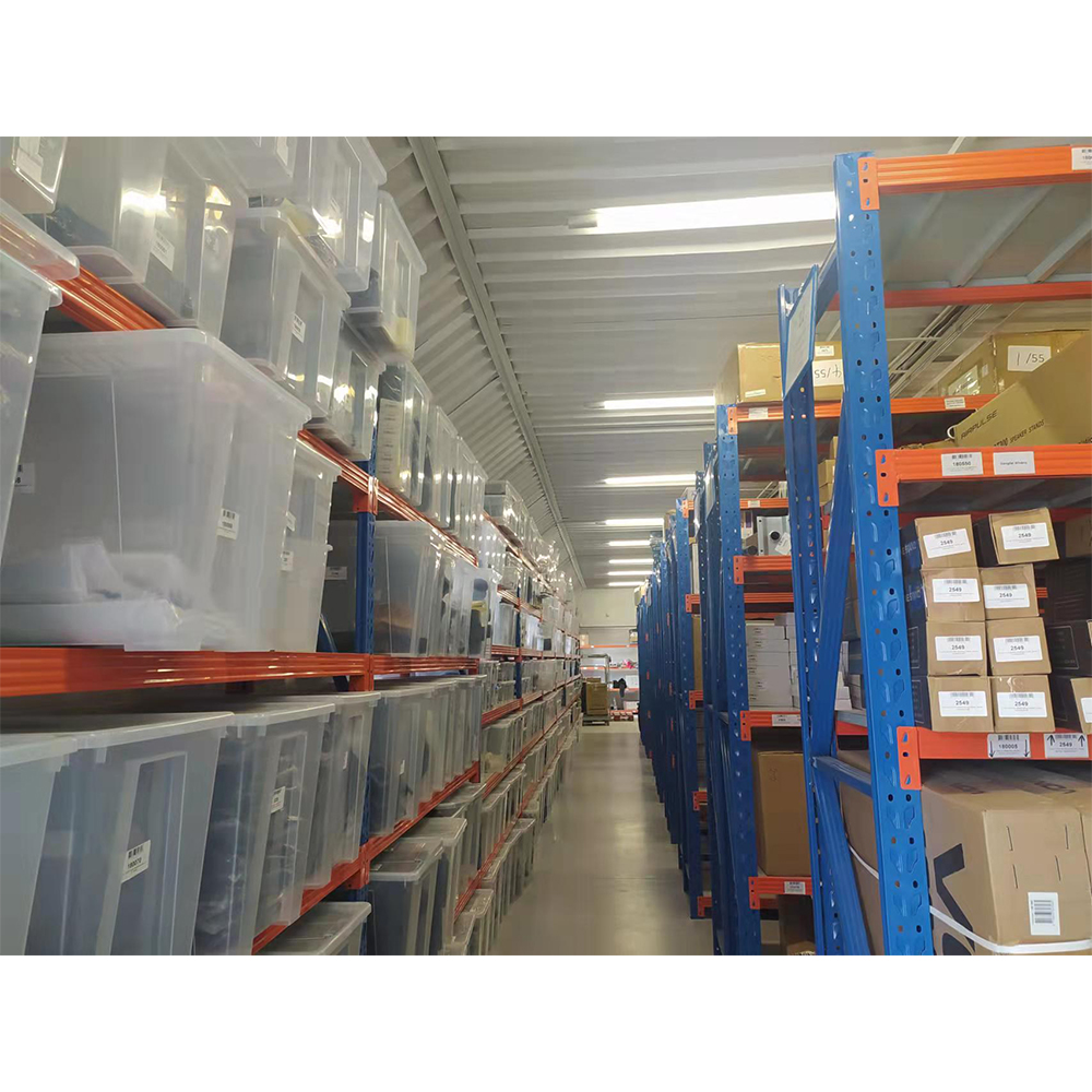 Verstelbaar stellingrek van gewalst staal met een hoog draagvermogen en 5 boutloze schappen, ontworpen voor efficiënte en veilige opslag van gepalletiseerde goederen.