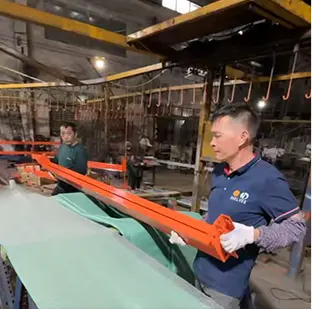 Productie van stellingcomponenten in de fabriek