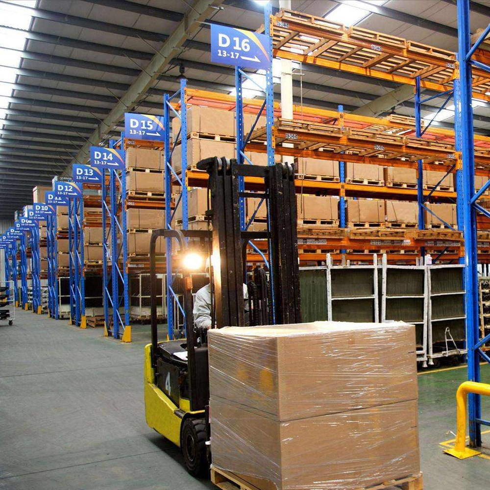 Zware magazijnstellingen met een grote capaciteit van 2000 kg, inclusief stapelbare stellingen en schappen per laag.