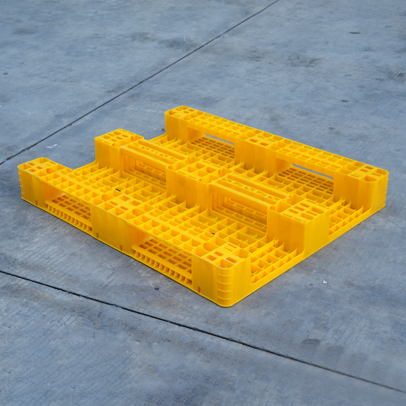 Stapelbare industriële HDPE Euro stalen versterkte 3-loops zware omkeerbare hygiënische stellingen met massief dek, geschikt voor heftrucks en 4-weg pallets