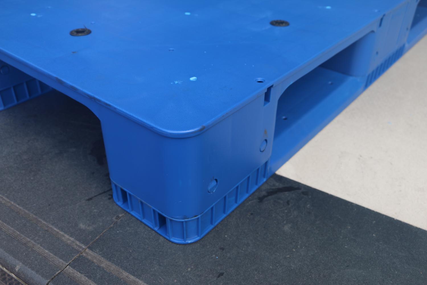 NEXARA NIEUW Materiaal 18KG 1300*1200*160mm Platte kunststof pallet in Indonesië Drie spijlers Zware kunststof pallet