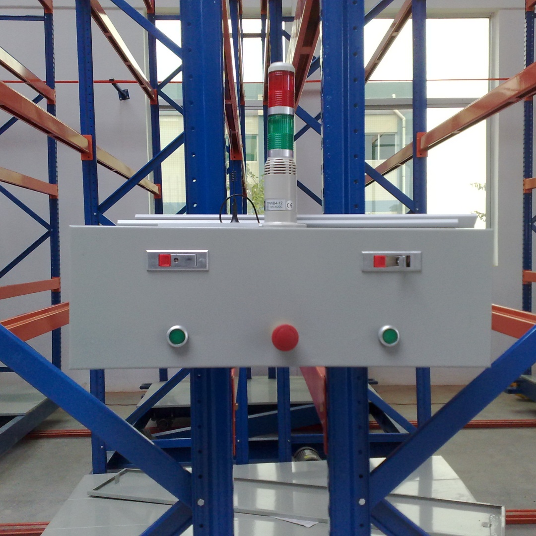 Gebruikt stalen mobiel palletstellingsysteem voor koelhuis- en voedselopslag. Elektrisch mobiel palletstellingsysteem.