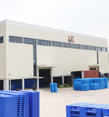 Robuuste, vierzijdige, enkelzijdige HDPE-plastic europallets met gaasconstructie, milieuvriendelijk, 7 stalen kernen, 4,0 ton statische belasting, elektronica.