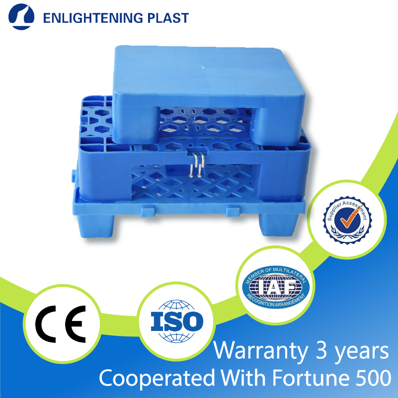 Robuust HDPE-palletsysteem met in elkaar grijpende modules, volledig wasbaar, geschikt voor de grafische industrie, magazijnen en papierindustrie.