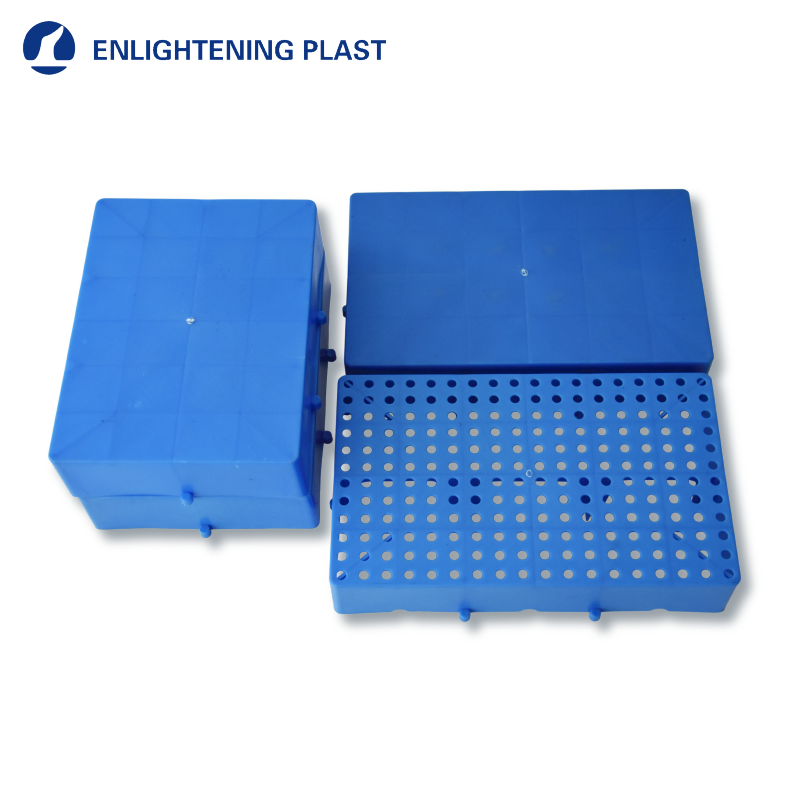 Robuust HDPE-palletsysteem met in elkaar grijpende modules, volledig wasbaar, geschikt voor de grafische industrie, magazijnen en papierindustrie.