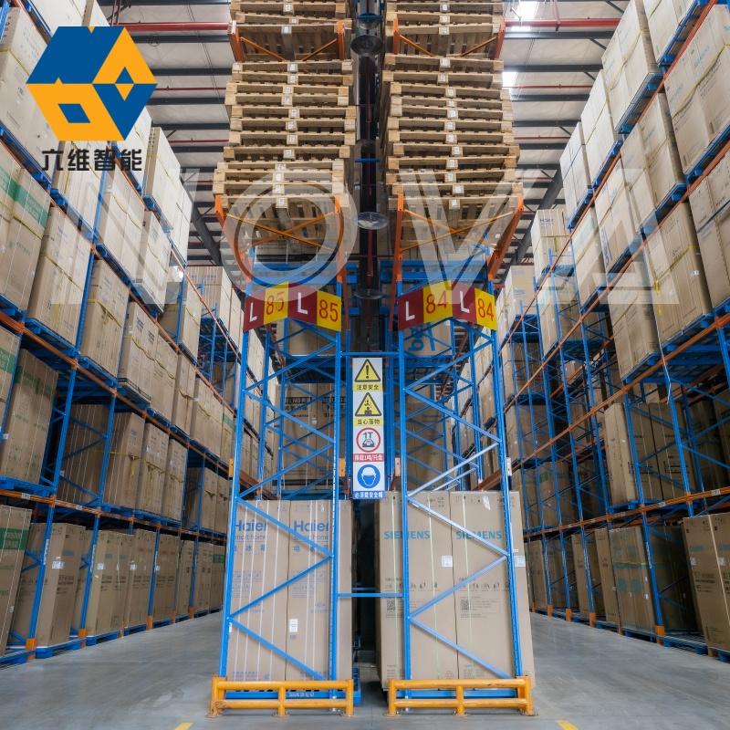 Zwaar uitgevoerde stellingen met een draagvermogen van 2000 kg per laag en een grote capaciteit voor magazijnopslag. Stapelbare palletstellingen met balken.