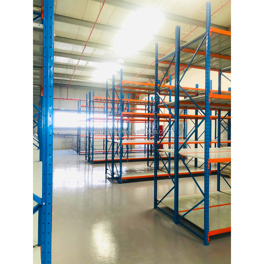 Verstelbaar stellingrek van gewalst staal met een hoog draagvermogen en 5 boutloze schappen, ontworpen voor efficiënte en veilige opslag van gepalletiseerde goederen.