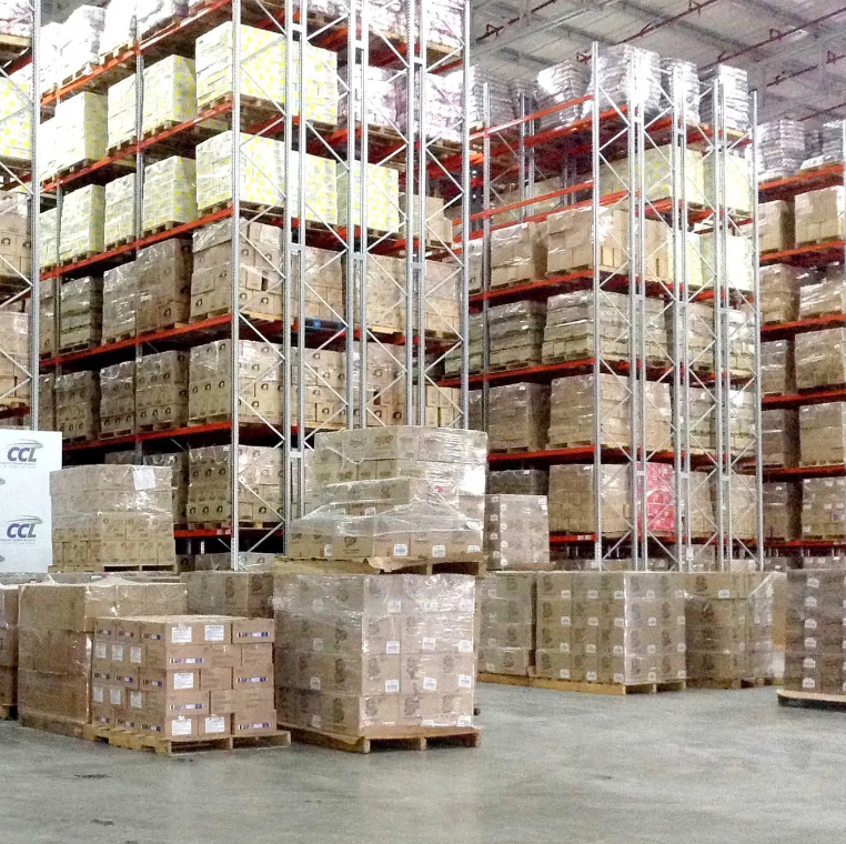 Grootschalig dubbeldiep magazijnopslagsysteem van metaalstaal met selectieve stellingen en dubbele palletstellingen.