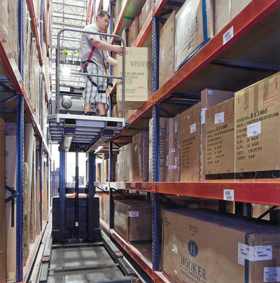 VNA Very Narrow Aisle Pallet Selective Racks Zeer smalle gangpaden Metalen stellingen Opslag met hoge dichtheid Inclusief 3-weg vorkheftruck