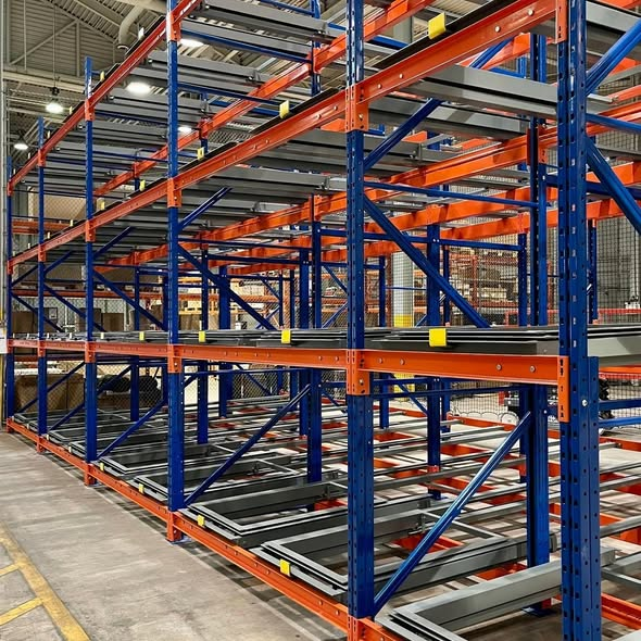 Push Back palletstellingen + vorkheftruckbediende push back stellingen voor batchopslag in 3PL-logistieke magazijnen