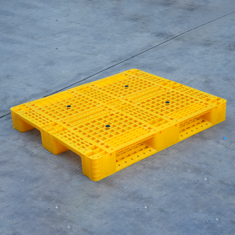 Stapelbare industriële HDPE Euro stalen versterkte 3-loops zware omkeerbare hygiënische stellingen met massief dek, geschikt voor heftrucks en 4-weg pallets