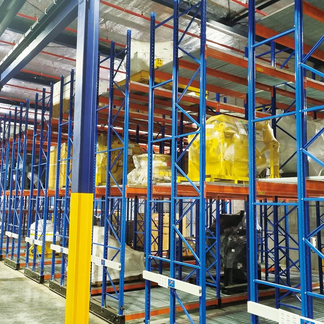 Gebruikt stalen mobiel palletstellingsysteem voor koelhuis- en voedselopslag. Elektrisch mobiel palletstellingsysteem.