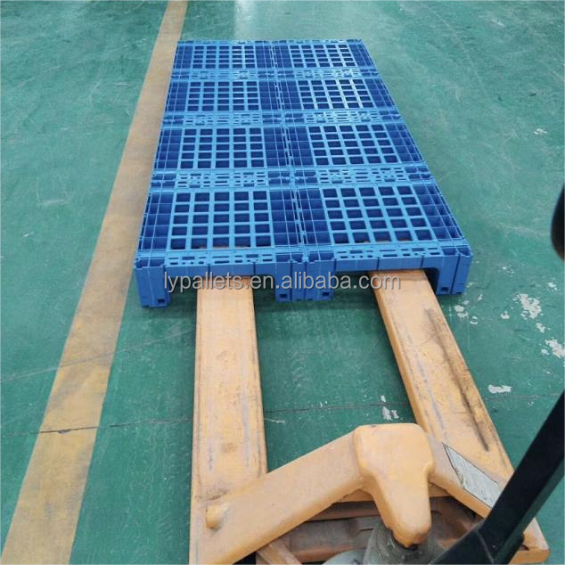 Grote, robuuste, geassembleerde pallet, op maat gemaakt qua vorm en afmeting, modulair samengesteld, kunststof pallet.