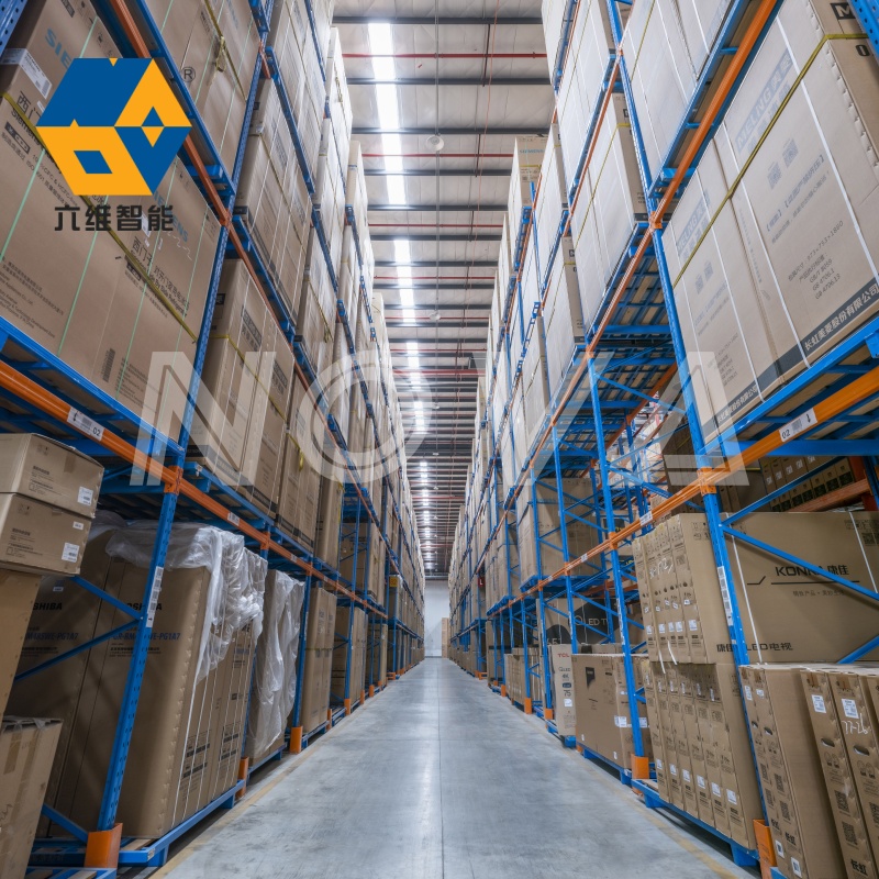 Zwaar uitgevoerde stellingen met een draagvermogen van 2000 kg per laag en een grote capaciteit voor magazijnopslag. Stapelbare palletstellingen met balken.