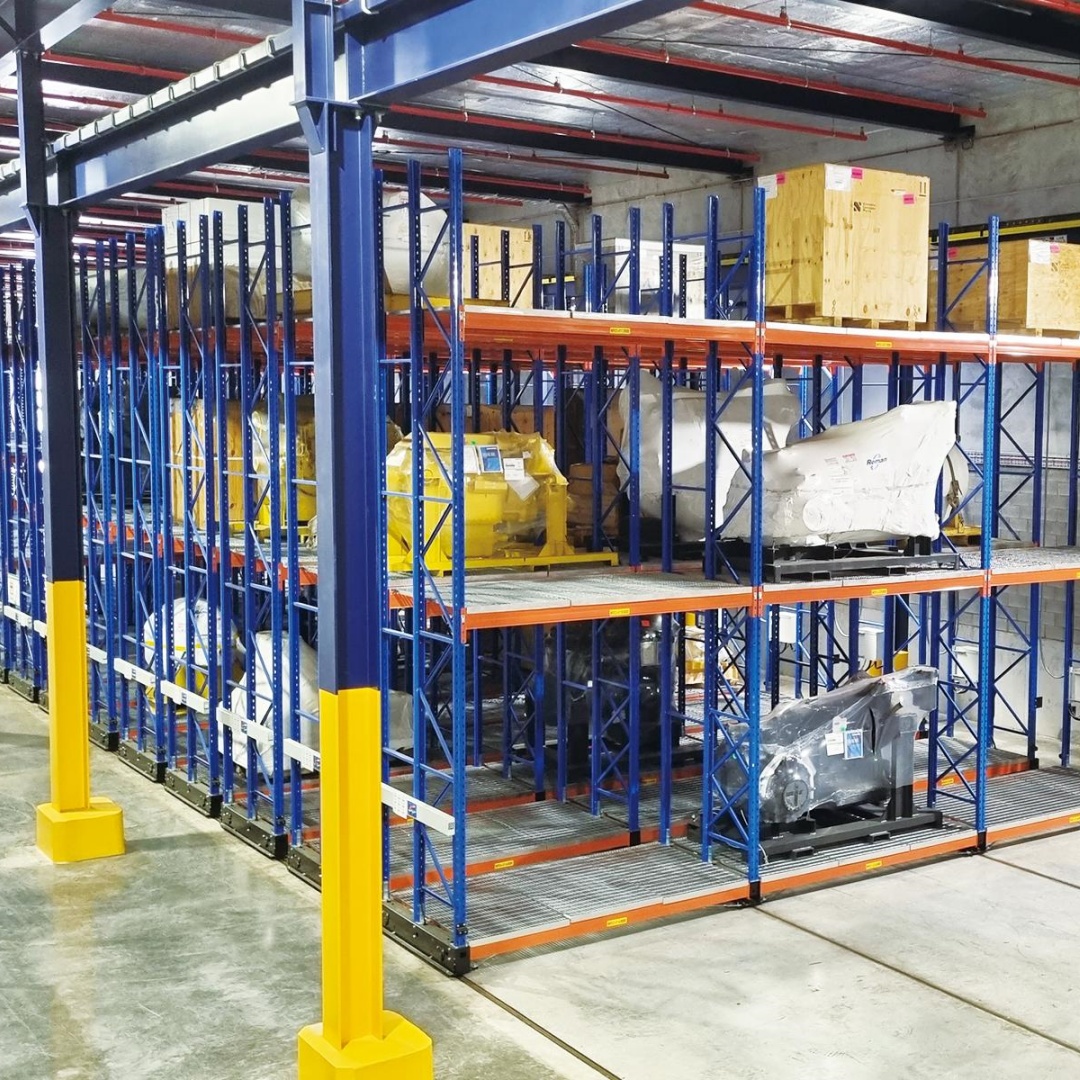 Gebruikt stalen mobiel palletstellingsysteem voor koelhuis- en voedselopslag. Elektrisch mobiel palletstellingsysteem.