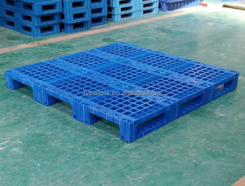 Grote, robuuste, geassembleerde pallet, op maat gemaakt qua vorm en afmeting, modulair samengesteld, kunststof pallet.