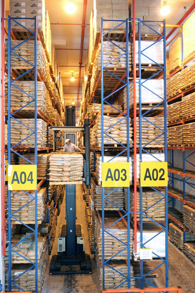 VNA Very Narrow Aisle Pallet Selective Racks Zeer smalle gangpaden Metalen stellingen Opslag met hoge dichtheid Inclusief 3-weg vorkheftruck