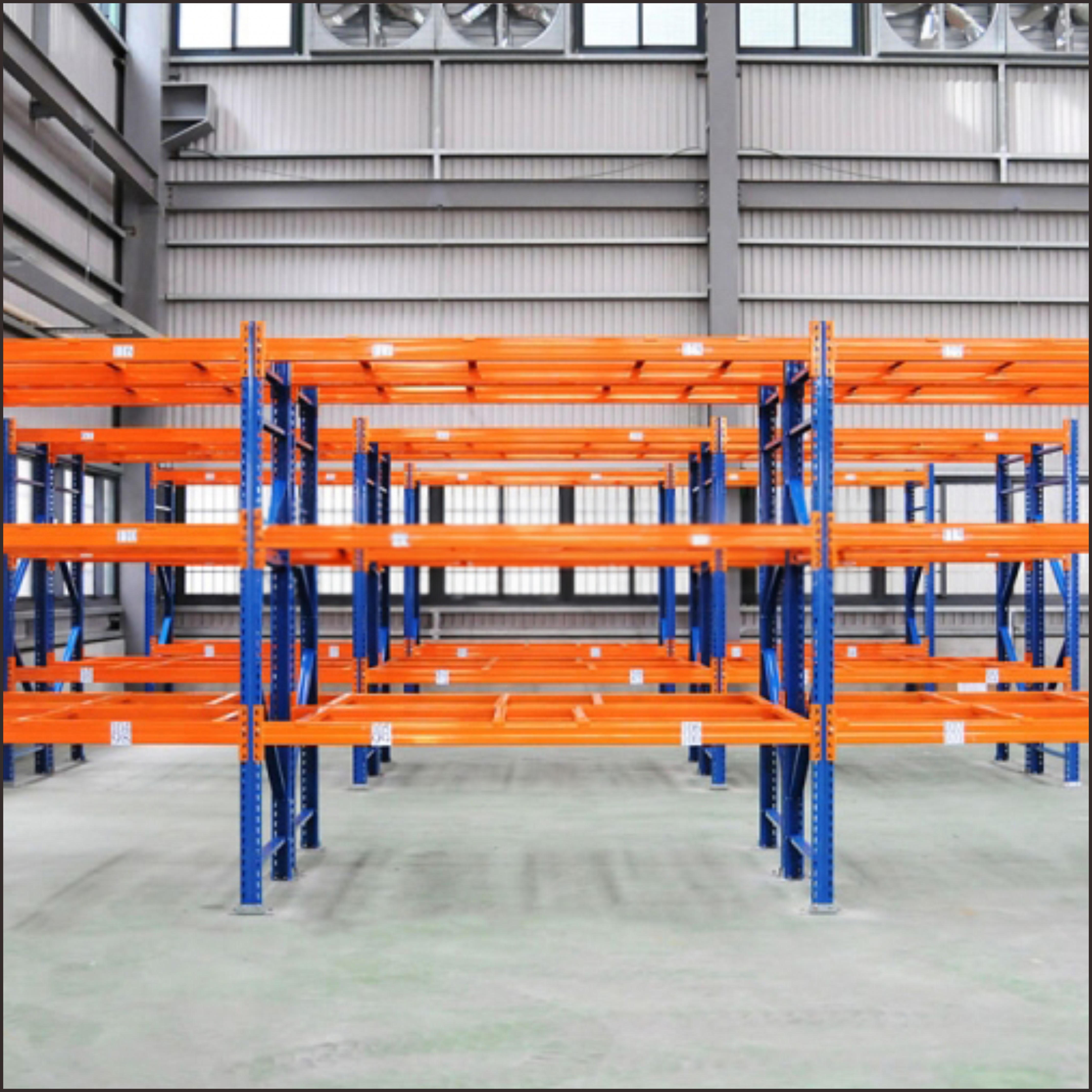 Robuust, verstelbaar stalen palletrek met duurzame, gepoedercoate steunbalken. Aanpasbare logistieke opslagoplossing.