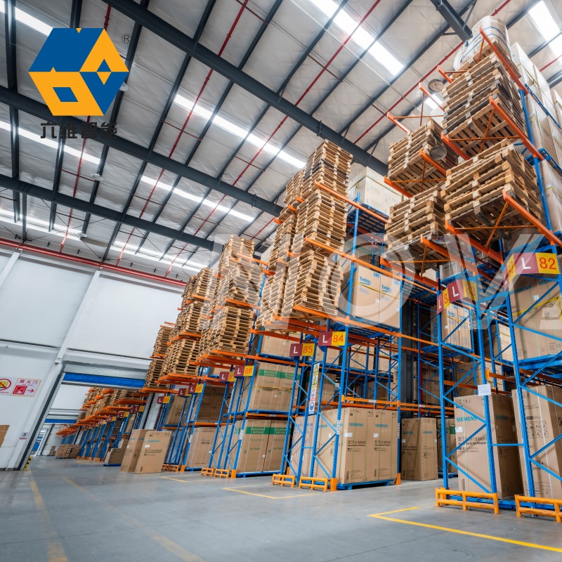 Zwaar uitgevoerde stellingen met een draagvermogen van 2000 kg per laag en een grote capaciteit voor magazijnopslag. Stapelbare palletstellingen met balken.