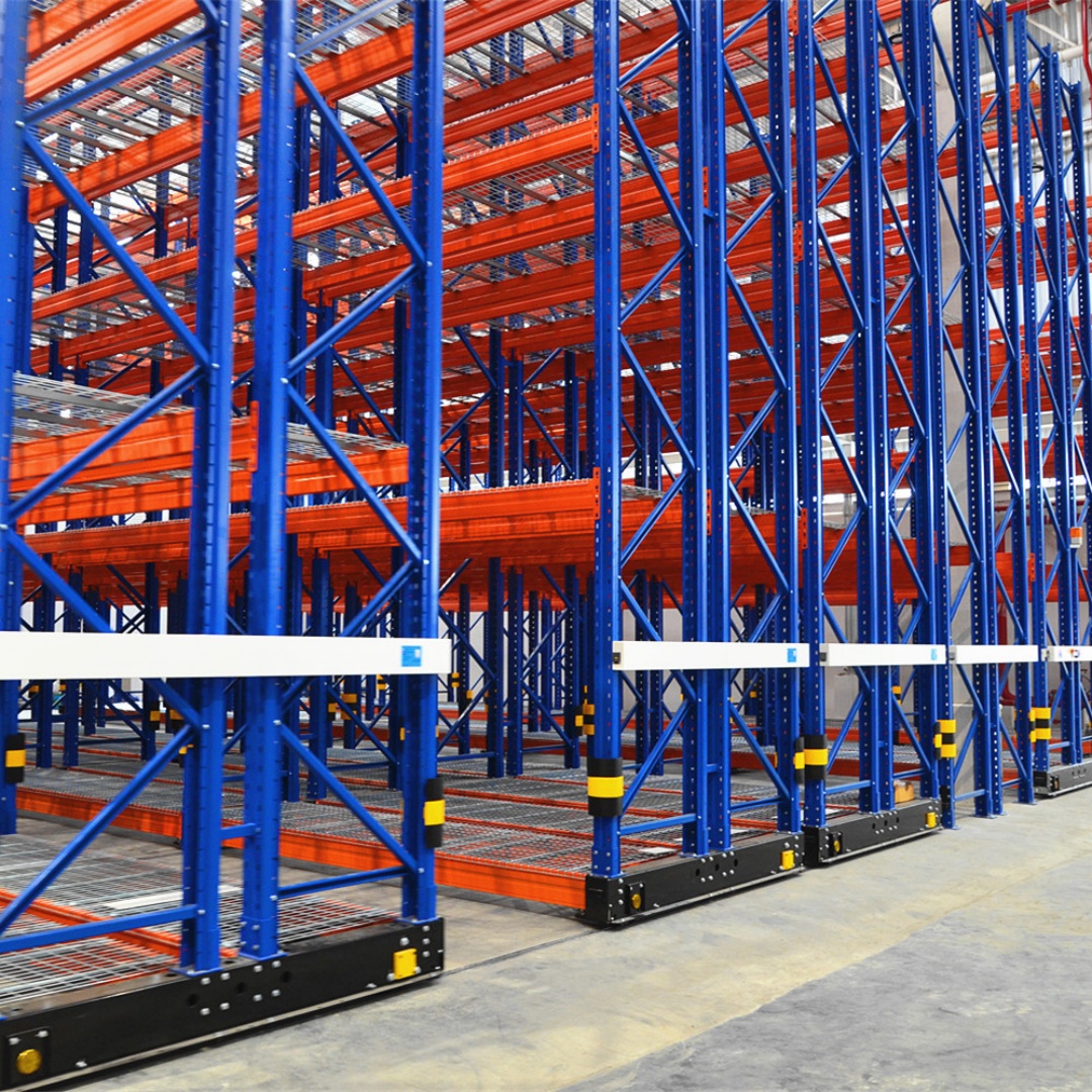 Gebruikt stalen mobiel palletstellingsysteem voor koelhuis- en voedselopslag. Elektrisch mobiel palletstellingsysteem.