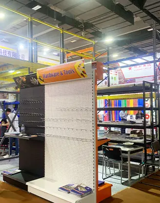 Presentatie van magazijnstellingen op internationale beursstand