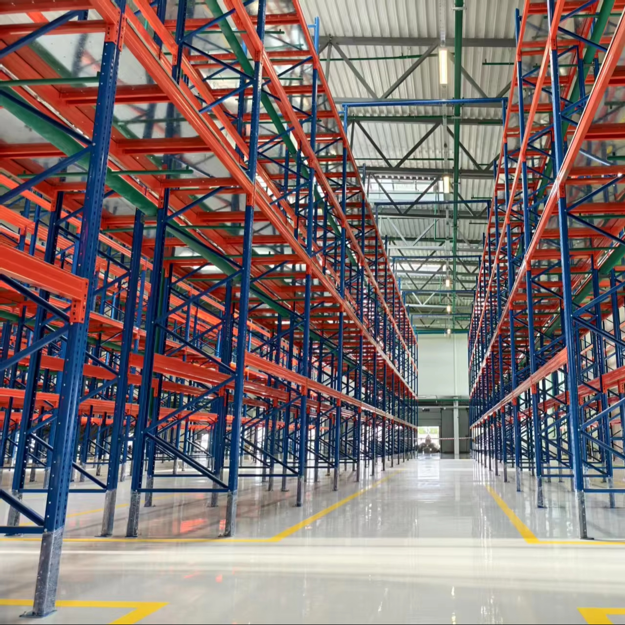 Kaku zwaar uitgevoerd stalen selectief palletstellingsysteem met verstelbare schappen en elektrostatische poedercoating voor koelopslag in magazijnen.