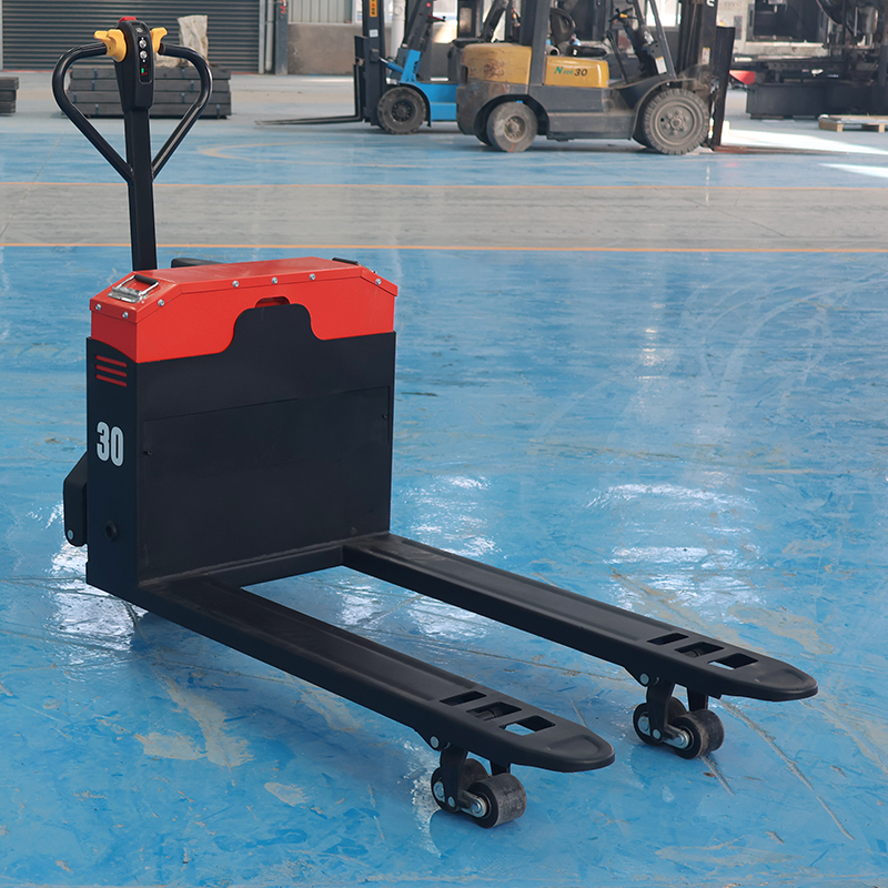 Robuuste palletwagen met gepoedercoat stalen frame, gehard stalen pomp en versterkte kunststof wielen voor materiaalbehandeling in magazijnen.